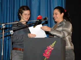 Lucie Tempier (Preisträgerin) und Marjorie Bendeck (Jury)