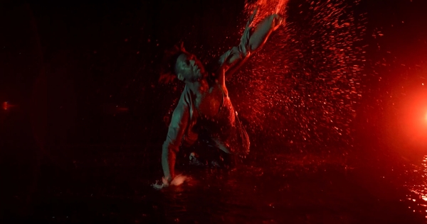 Between the Devil and the Deep Blue Sea: Wasser